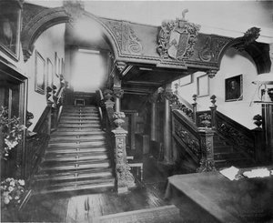 La escalera del Castillo de Eyrecourt, Co. Galway, Irlanda, c.1890
